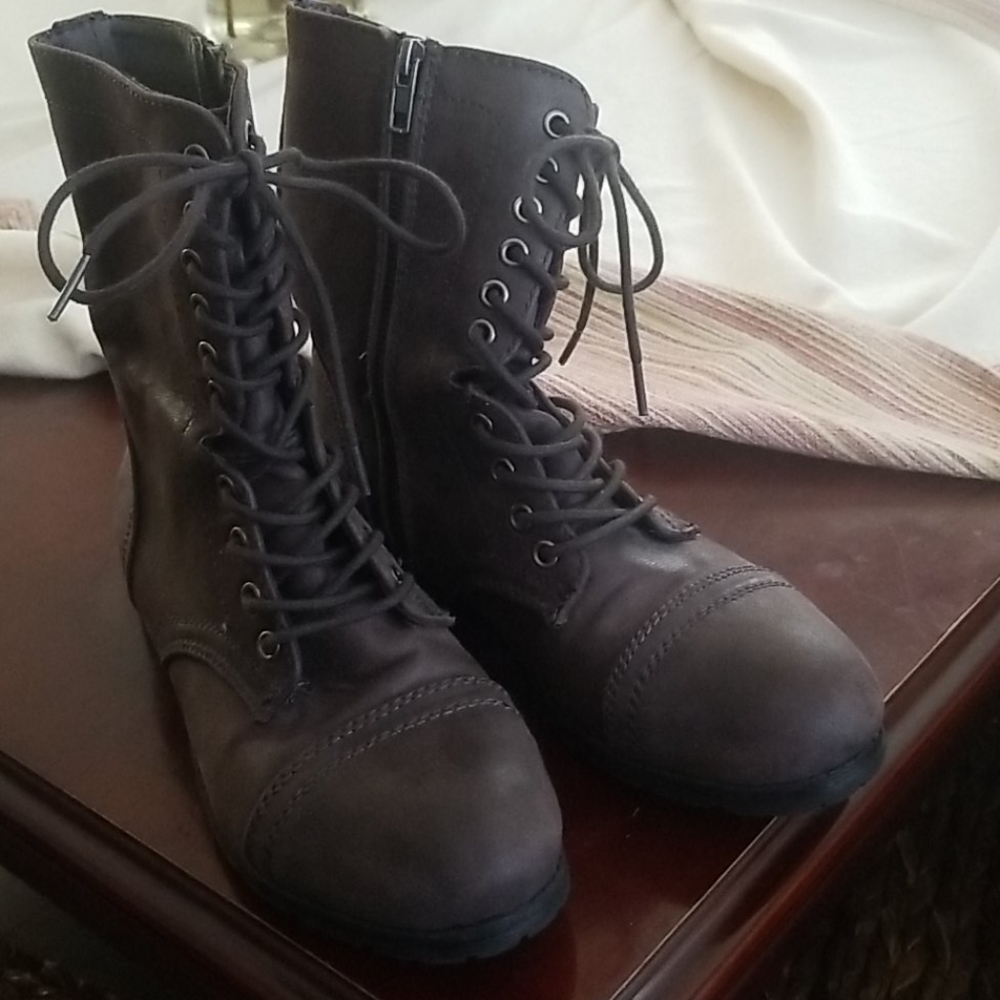 Shoes - Picture 2 of 8